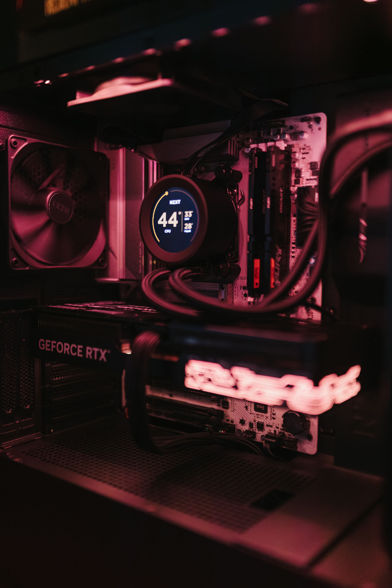Netjes gebouwde high-end gaming PC met verzorgd kabelbeheer
